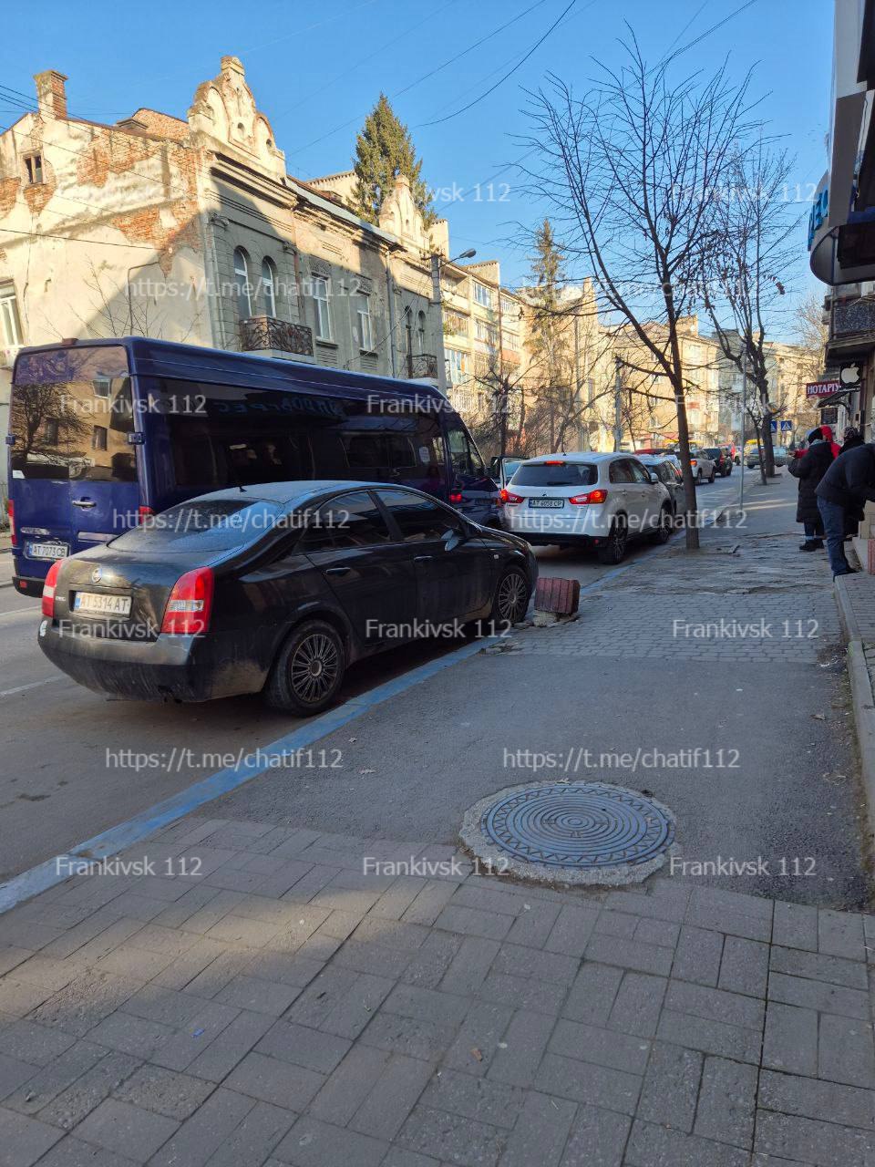 В Івано-Франківську зіштовхнулося п'ять авто (фотофакт)