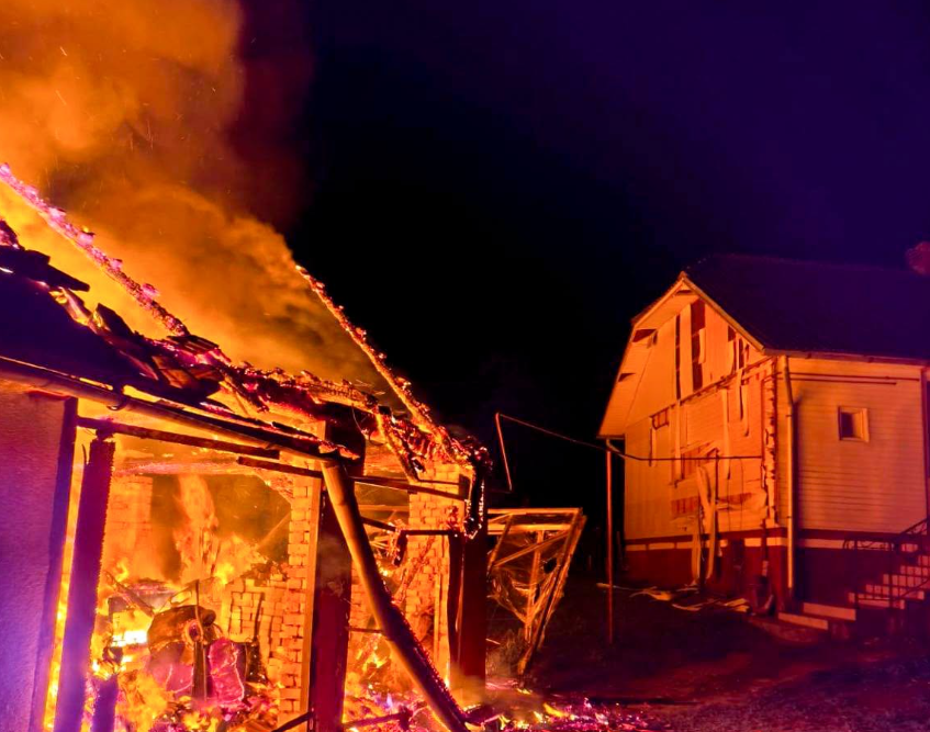 Полум'я охопило будівлю: на Львівщині рятувальники відбили від вогню хату