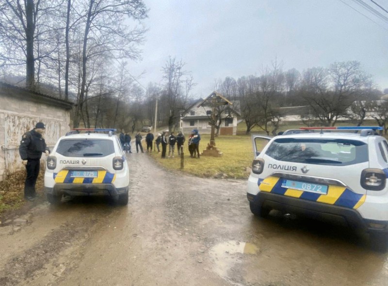 Відібрав 16 тисяч гривень. На Закарпатті 22-річний юнак пограбував колядників