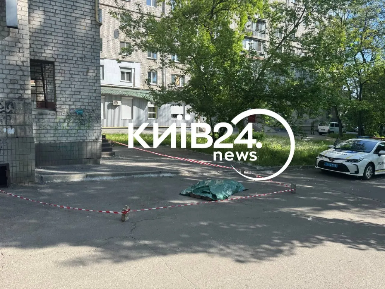 У Києві жінка випала з вікна багатоповерхівки: фото з місця трагедії