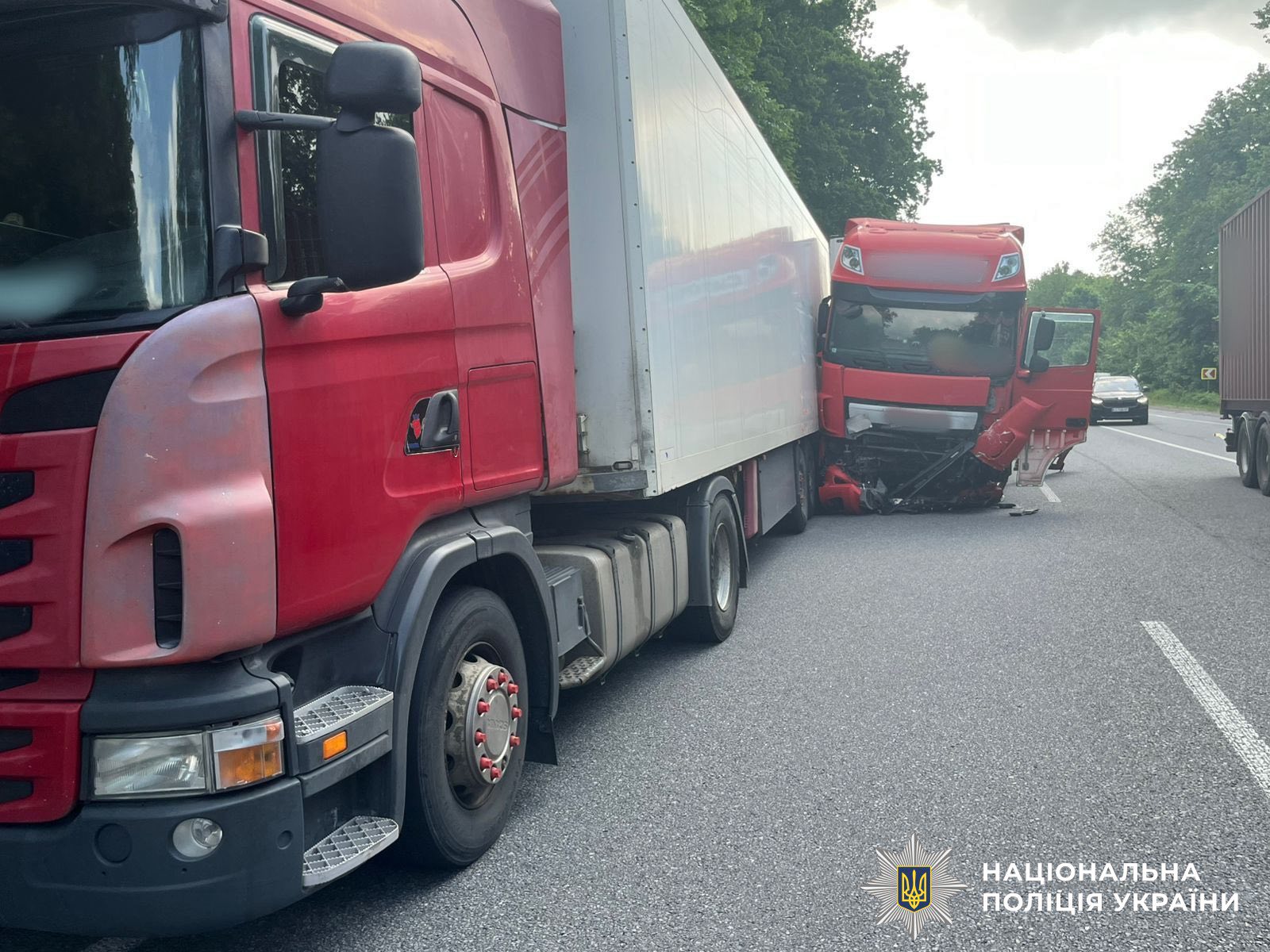 На Вінниччині зіштовхнулися дві вантажівки та легковик: Троє людей загинули