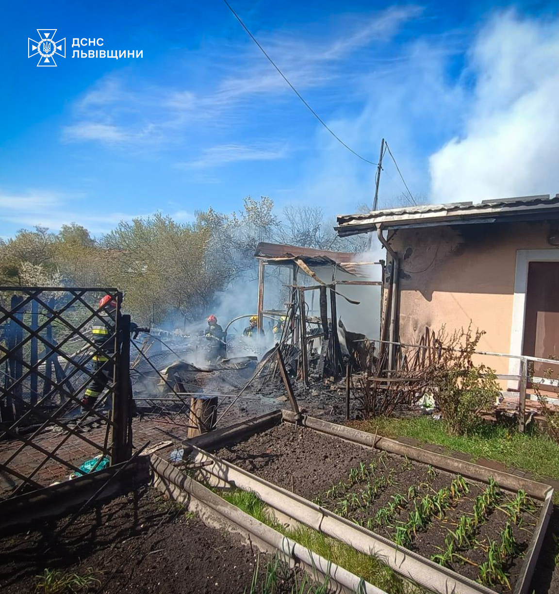 Поблизу Львова згорів будинок: з'явилися фото