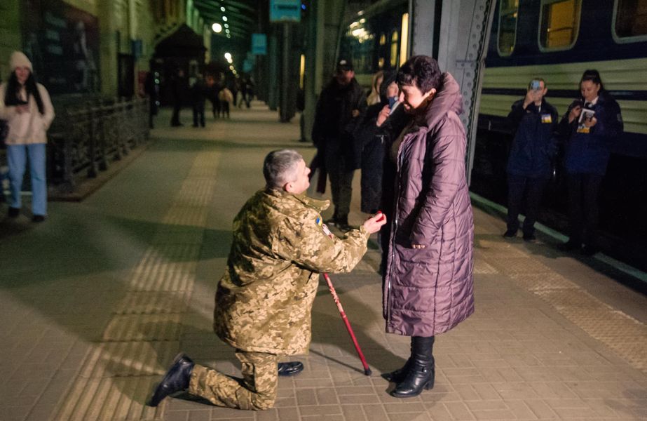 Повернувся з фронту. У Львові воїн-залізничник зворушливо освідчився коханій