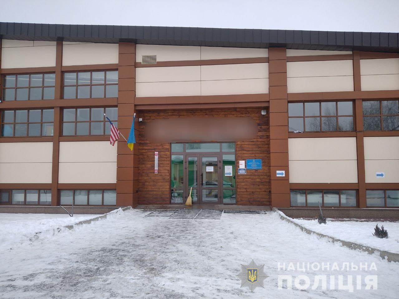 Евакуювали понад 100 дітей. Під Києвом 7-річний учень «пожартував» про мінування школи