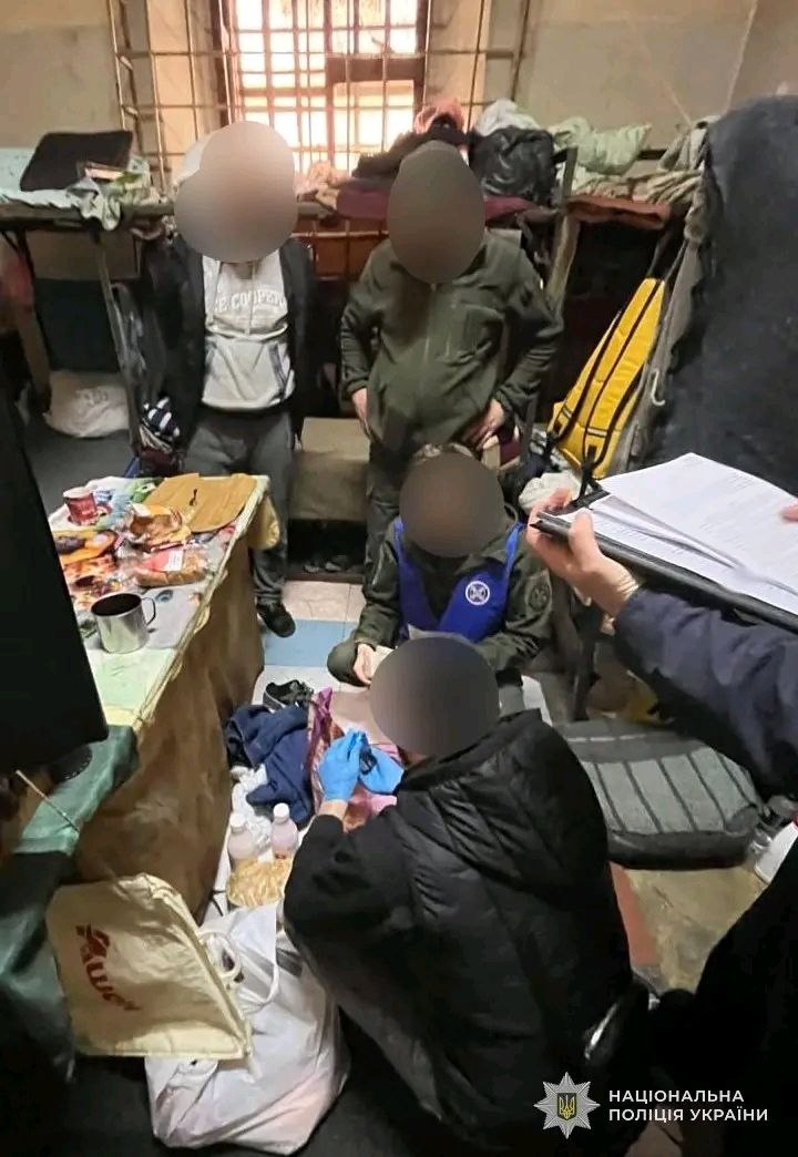Фото з камер у в'язниці на Львівщині, де зеки торгували наркотиками