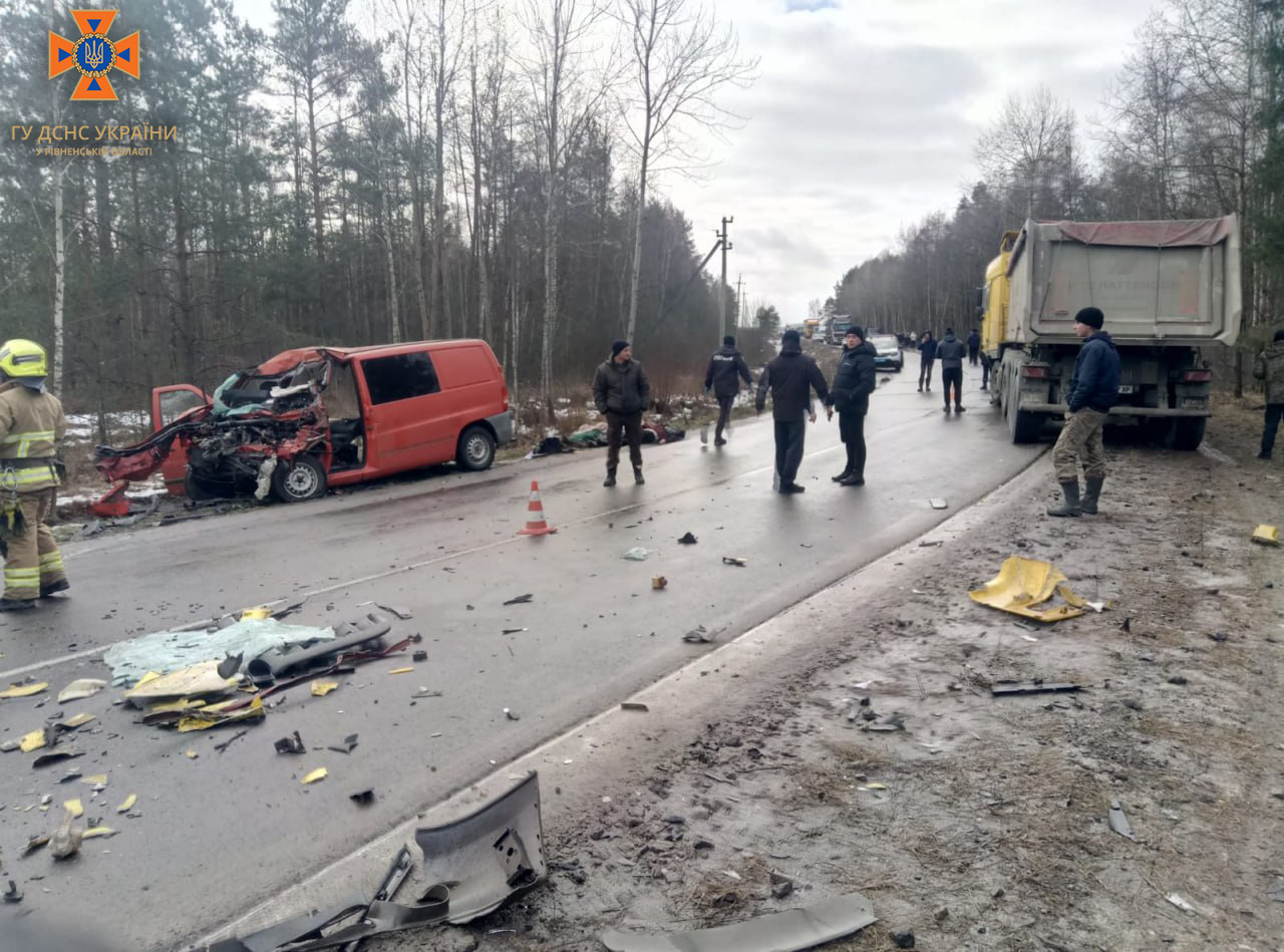 На Рівненщині в ДТП за участі буса і фури загинули батьки 13-ти дітей