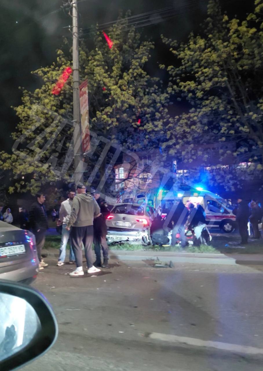 Ввечері у Львові сталася потужна автотроща: багато швидких і поліція на місці