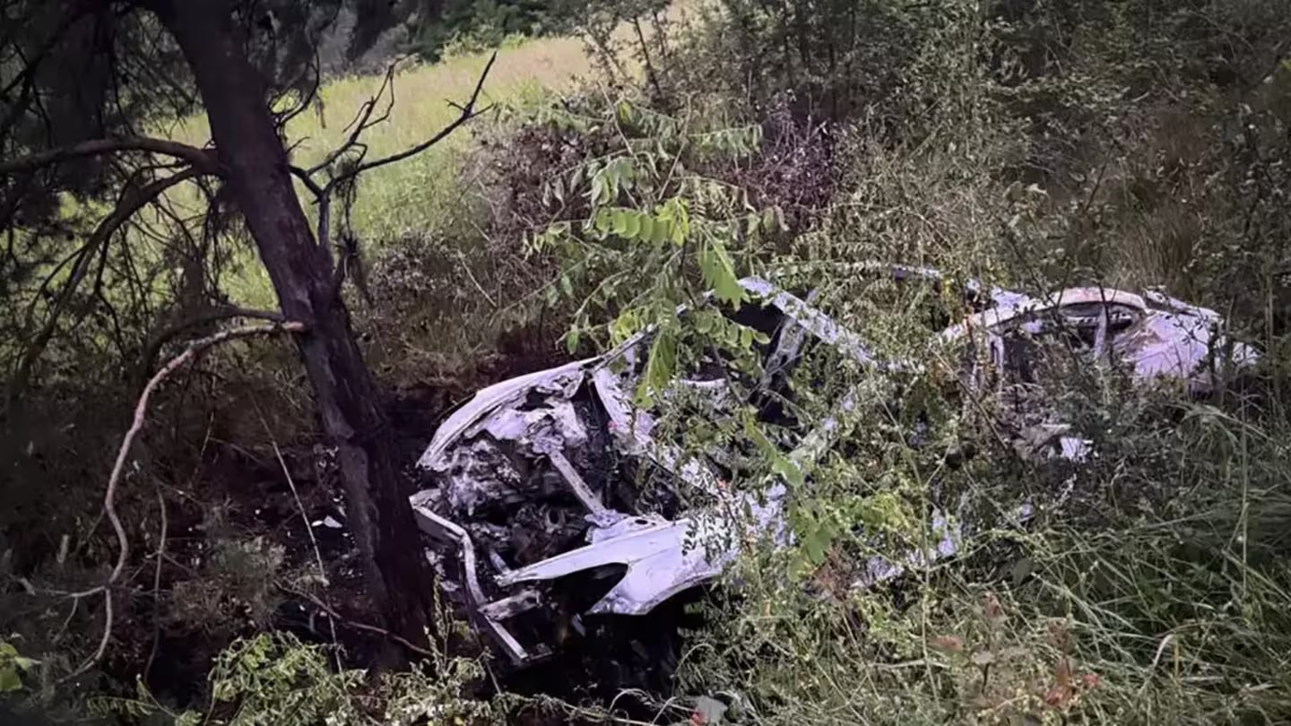 На Закарпатті водій розтрощив Tesla: авто загорілося