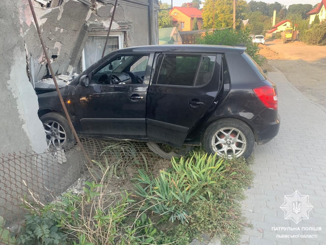 У Львові водійка авто під наркотиками в’їхала у будинок і вщент розтрощила стіну