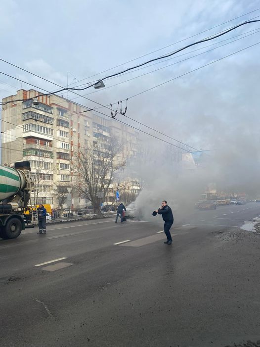 У Львові на ходу загорілося авто. На порятунок кинулися очевидці