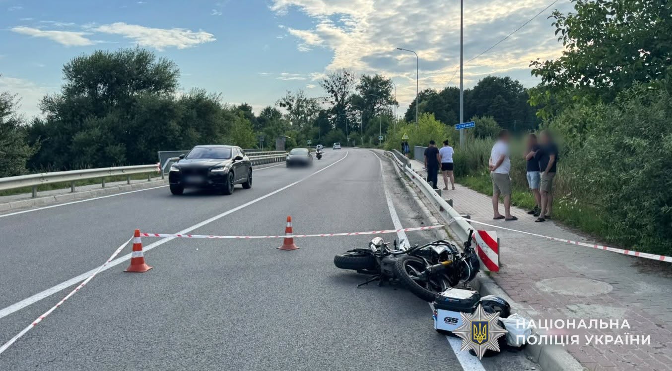 Мотоцикл збив 14-річну дівчину: у Пустомитах сталася ДТП із трьома травмованими (фото)