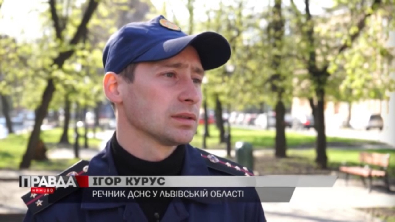 Рятувальники витягнули із палаючої квартири бабусю