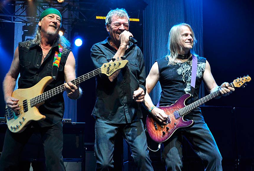 Аполітичний рок-гурт Deep Purple підтримав Україну і повернув Медведєву автограф