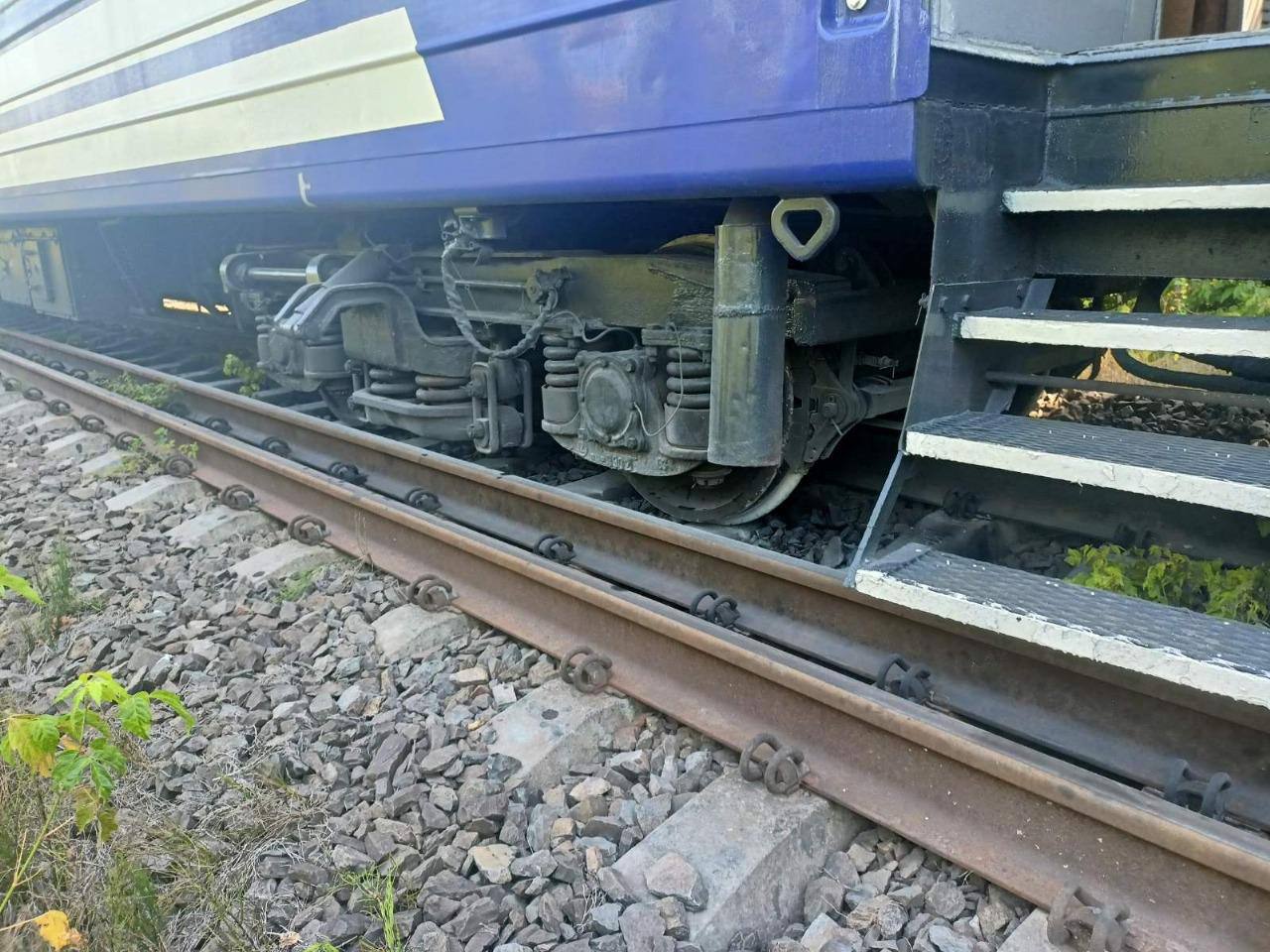 На Закарпатті пасажирський поїзд зійшов з рейок через спеку