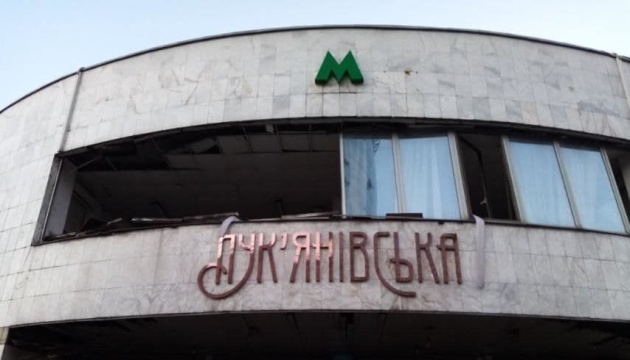Окупанти атакували Київ і область: пошкоджено будівлю станції метро