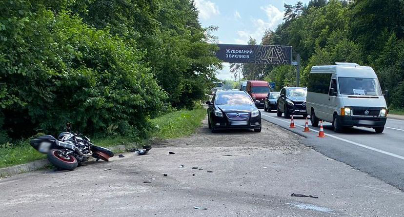 Біля Львова зіткнулися мотоцикл і автівка: байкер і його пасажир опинилися в лікарні