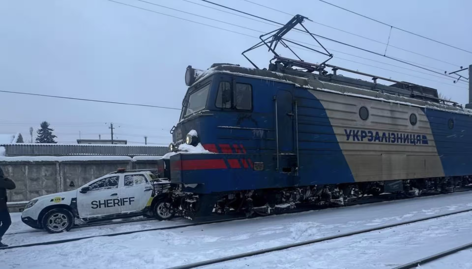Поблизу Львова поїзд наїхав на спецавтомобіль