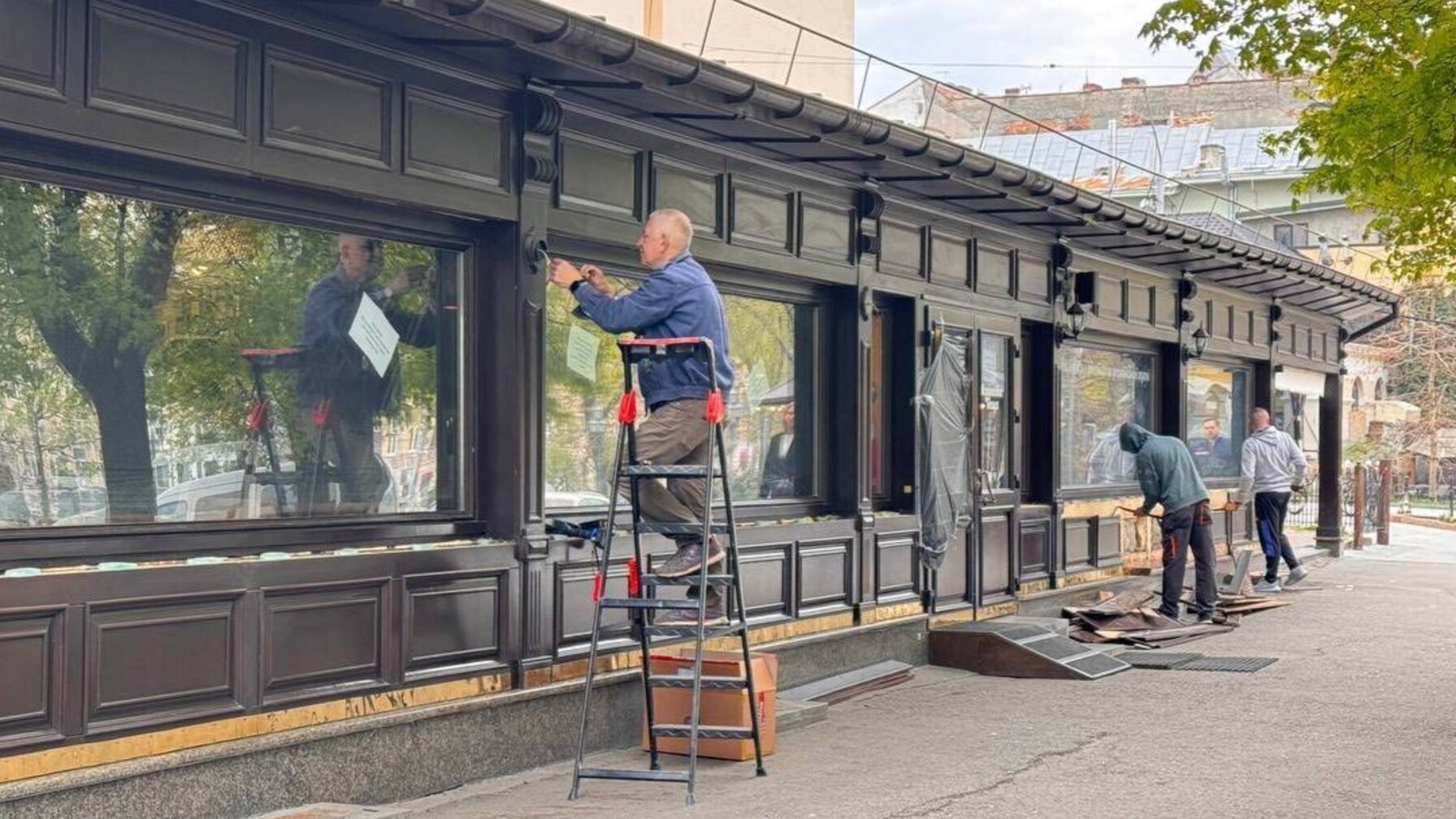 У центрі Львова демонтовують два легендарні ресторани (фото)