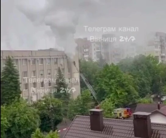 У Вінниці горіла будівля ТЦК: відео з місця пожежі