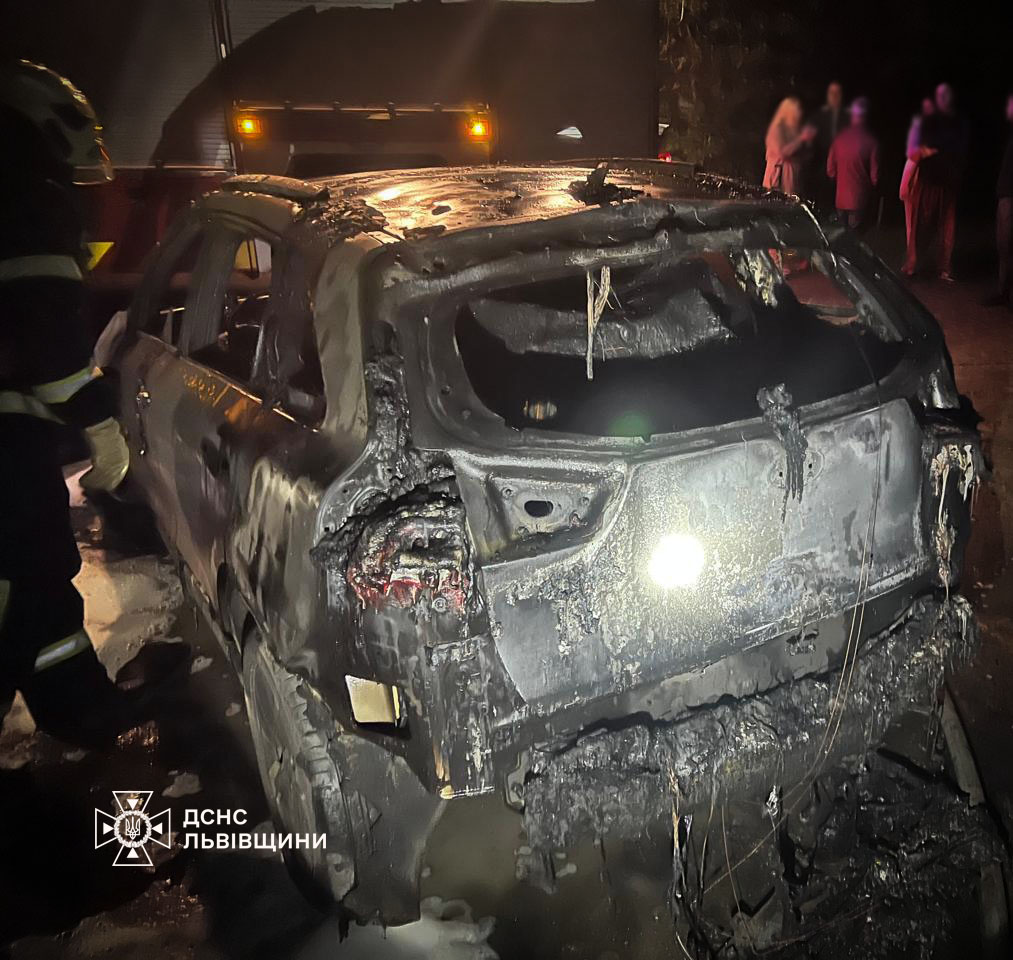 На Львівщині спалахнуло авто під час заряджання