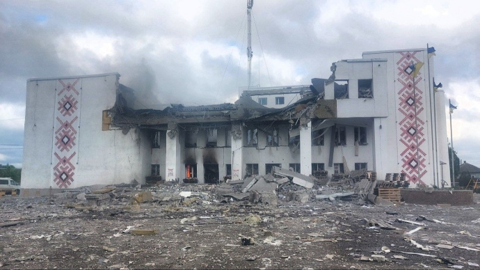 Ворог атакував Харківщину. Обстріляли територію аеропорту та знищили гуманітарний центр