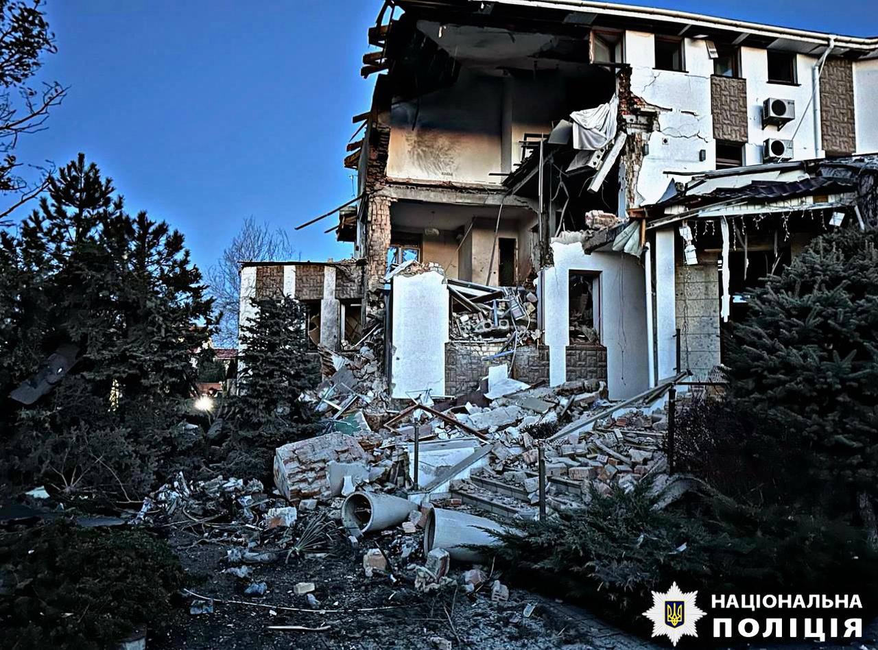 Поліція показала фото наслідків атаки дронів на Київ та область: зруйновані будинки, пошкоджені авто та поранені люди