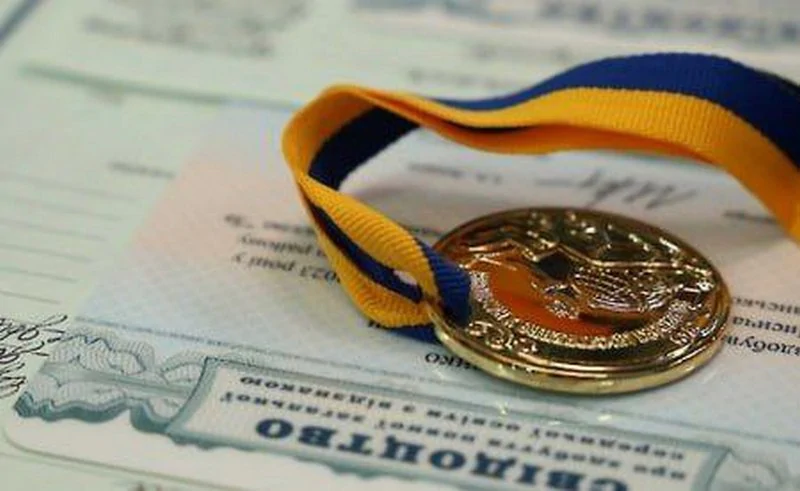 Більше не буде золотої та срібної: в Україні скасували нагородження медалями випускників шкіл