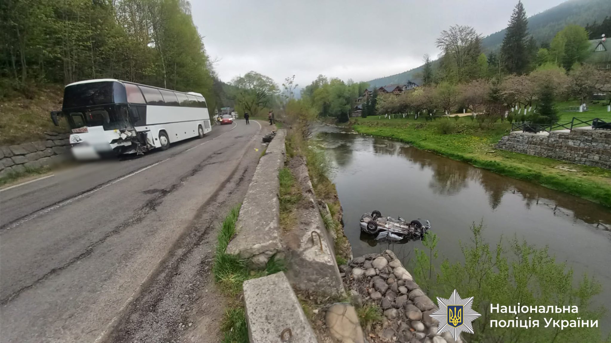 Протаранив автобус і вилетів у річку: з'явилося відео моменту страшної аварії на Прикарпатті