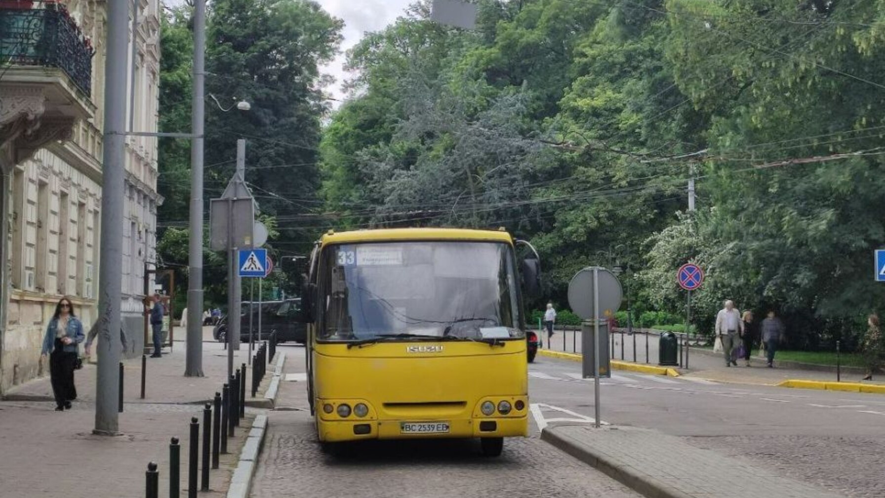 У Львові в маршрутки з пасажирами вибухнуло колесо під час руху (відео)