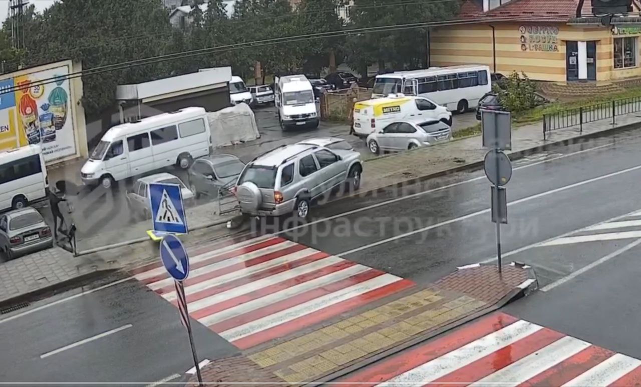 У Львові позашляховик зніс огорожу та електричний стовб на пішохідному переході (відео)