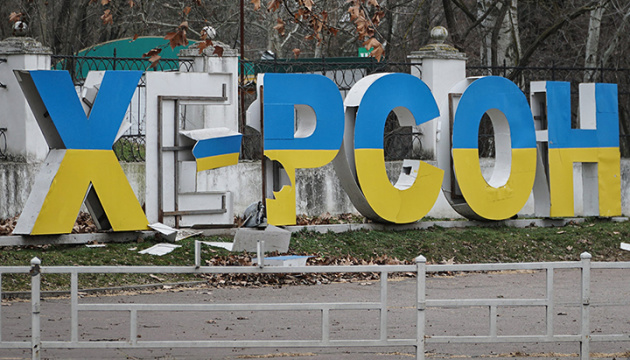 Уночі Росія вдарила по Херсону: постраждала жінка, понищені будинки