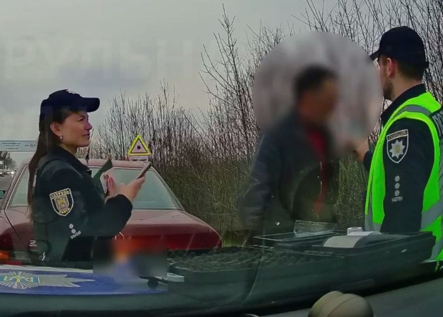 Ледве тримався за кермо: на трасі біля Львова затримали "рекордсмена" на Mercedes (відео)