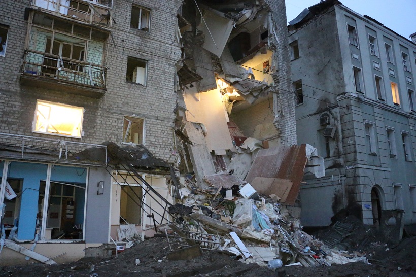 У Харкові ракета зруйнувала цілий під'їзд багатоповерхівки
