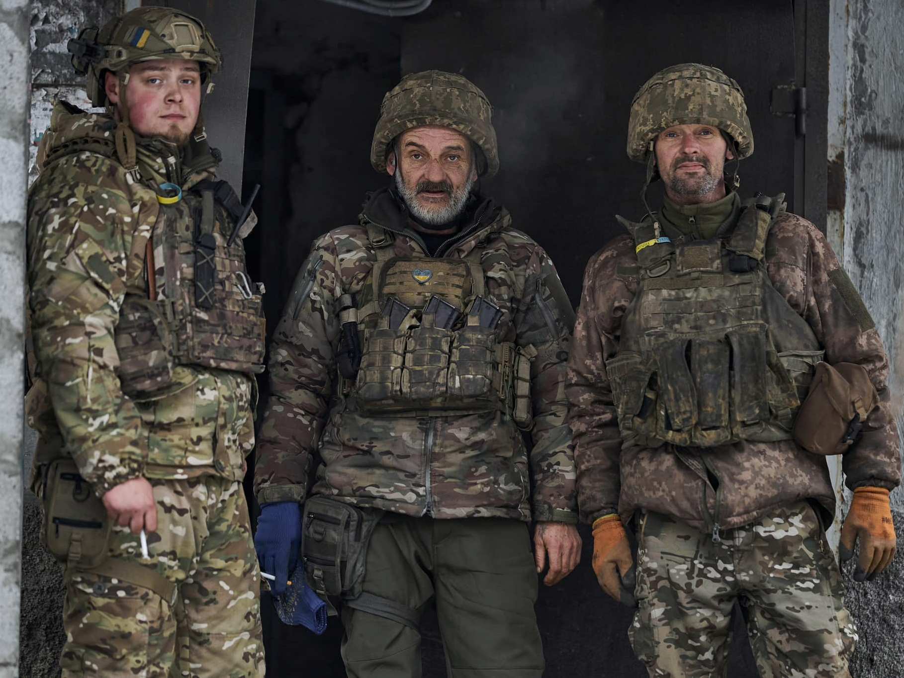 Втомлені, з щирою усмішкою. 53 ОМБр показала бличчя воїнів України. Фото дня