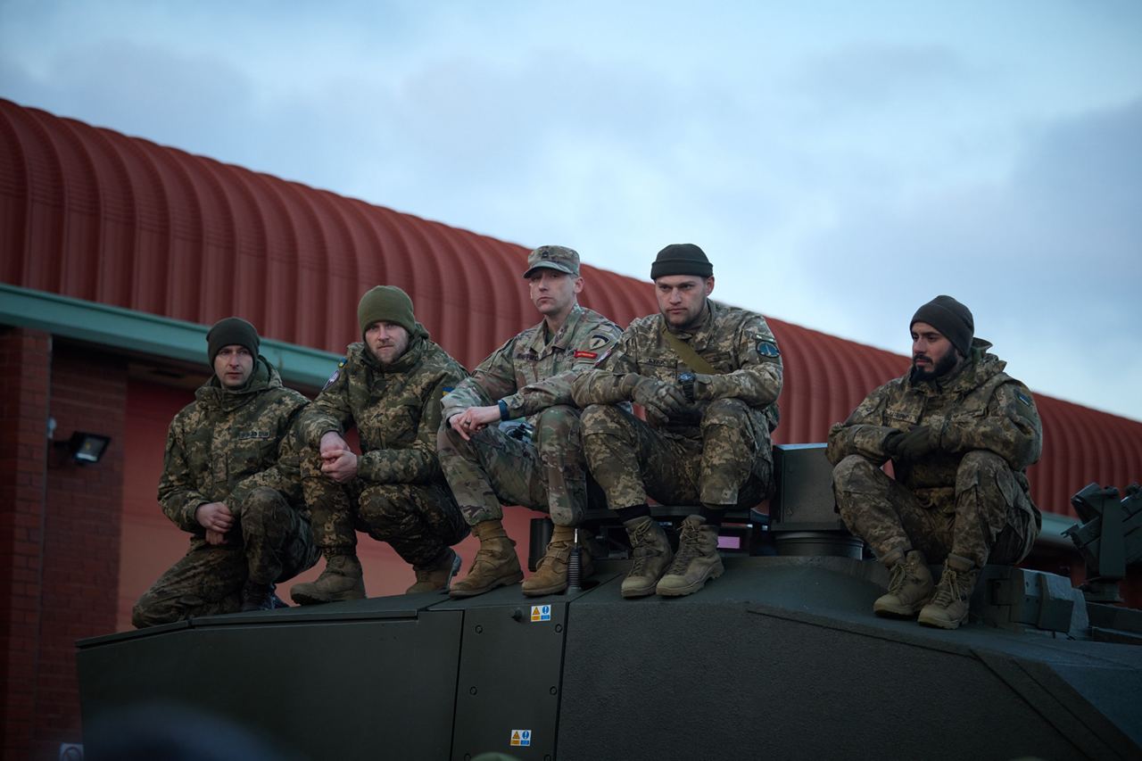 А далі в бій. Зеленський показав українських військових, які навчаються у Великій Британії
