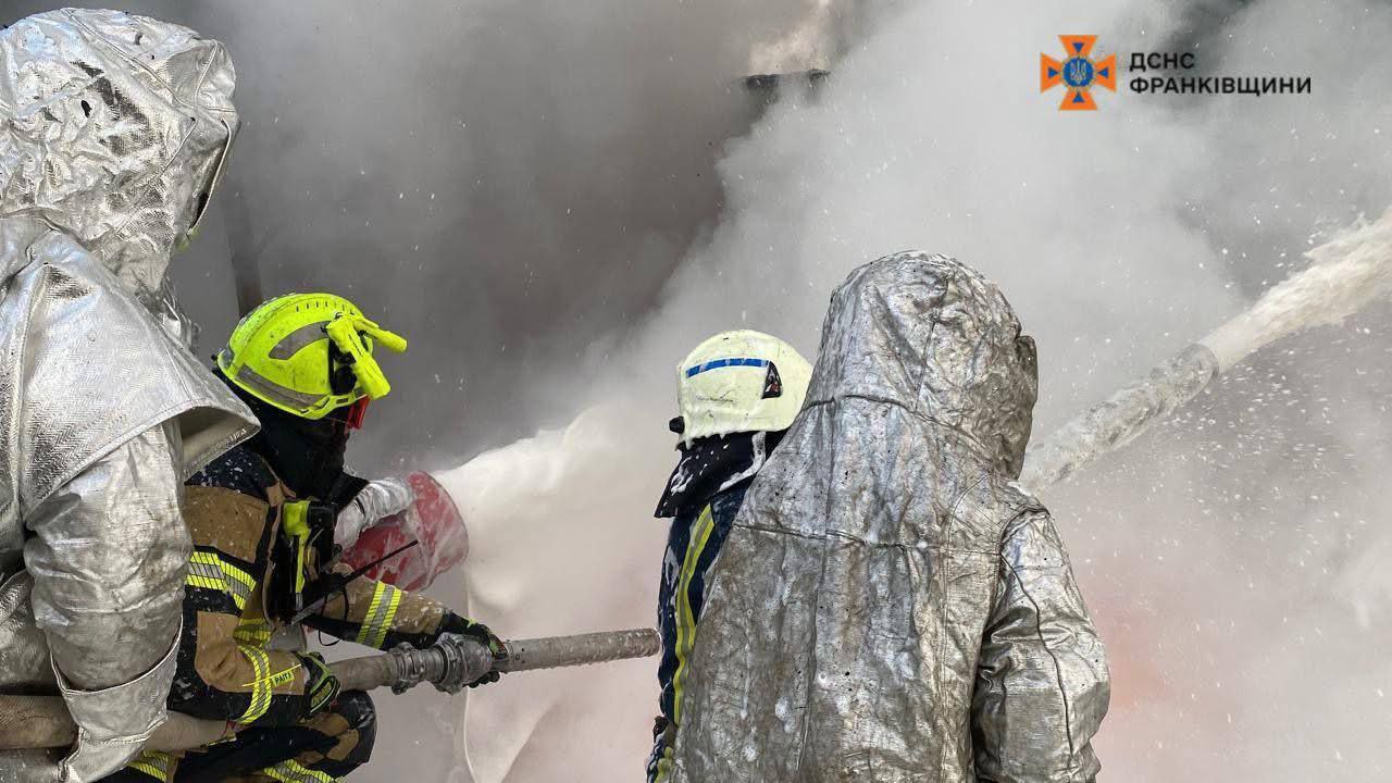 Ракетний удар по Прикарпаттю: перші фото з місця вибуху