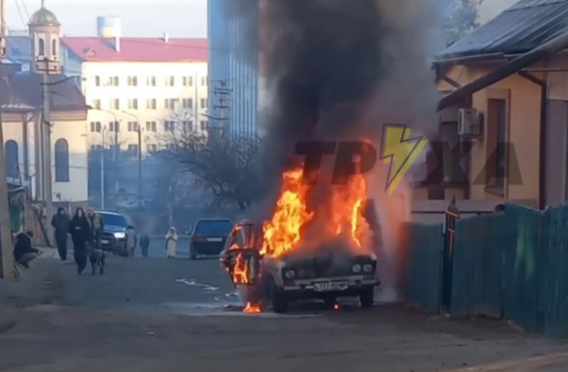 В Чернівцях під час руху згорів автомобіль (фото)