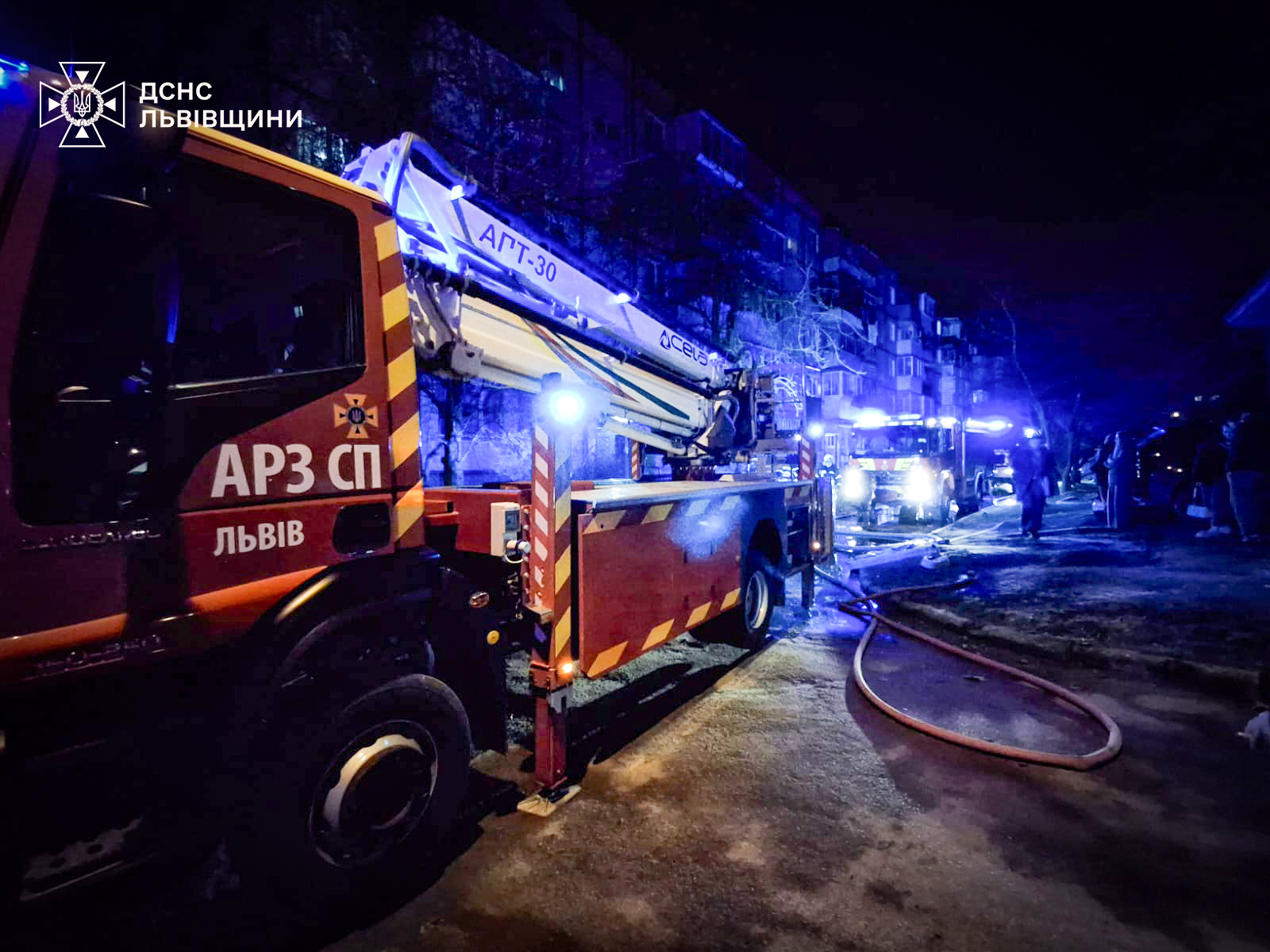 У Львові вщент згоріла квартира: відео пожежі