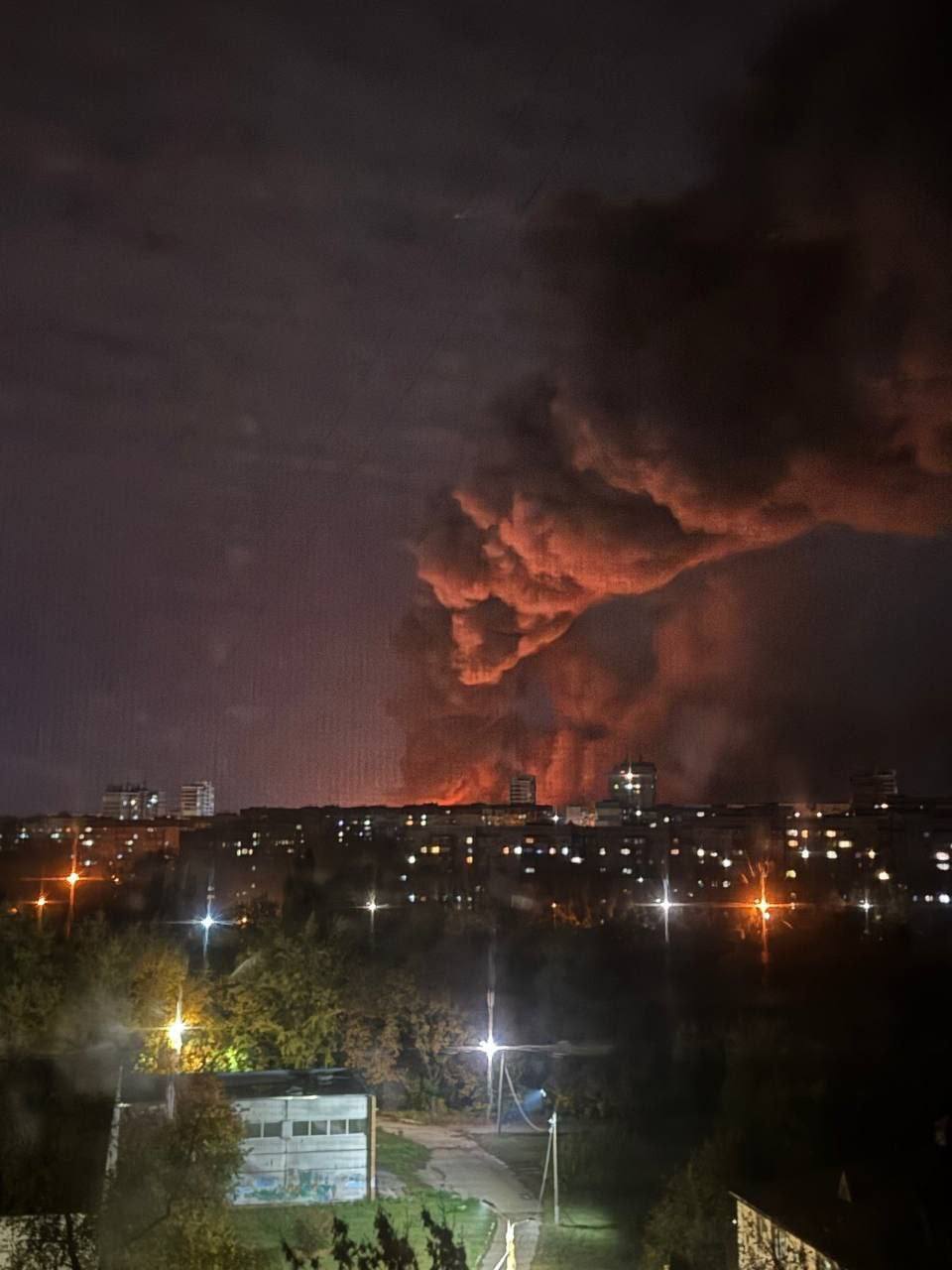 В окупованому Донецьку спалахнула масштабна пожежа після атаки дронів (відео)