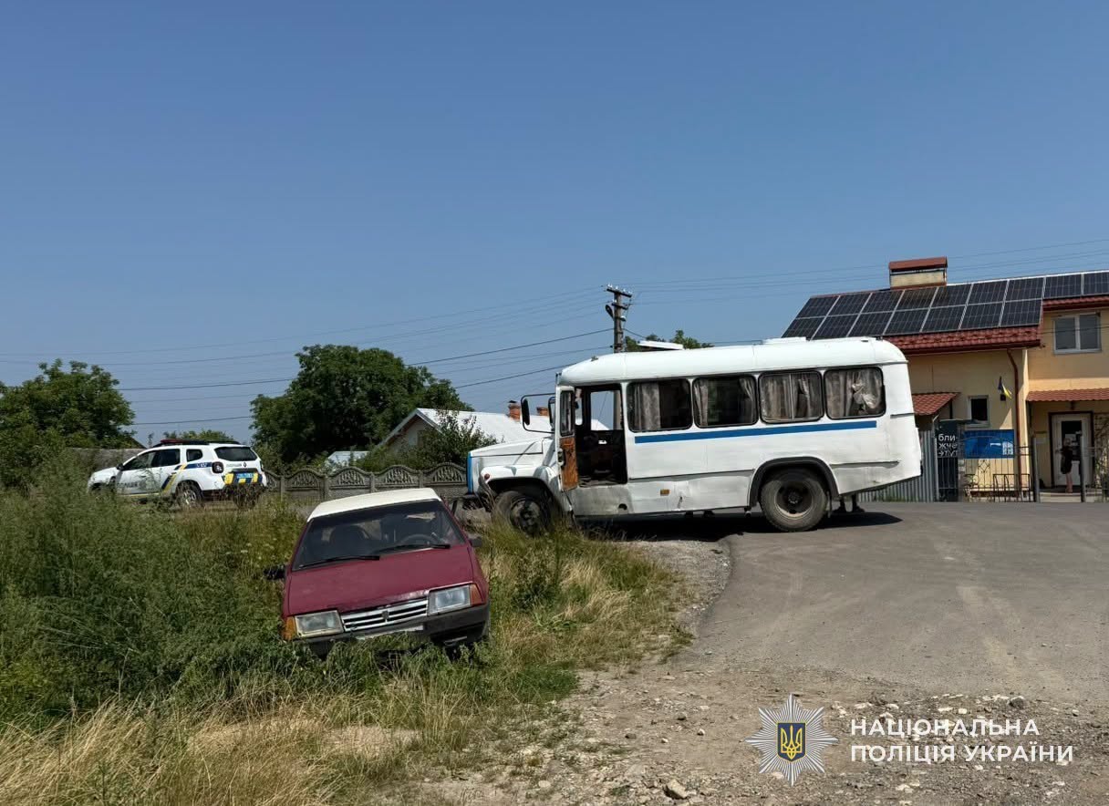 На Львівщині в аварію потрапив автобус: фото з місця автотрощі