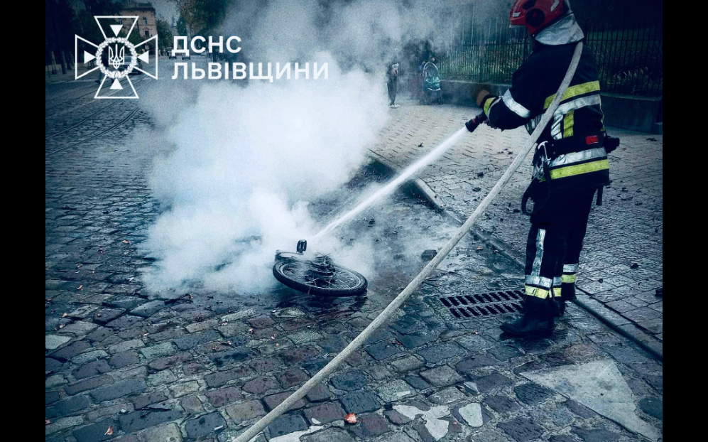 У Львові під час руху загорівся електровелосипед. Відео