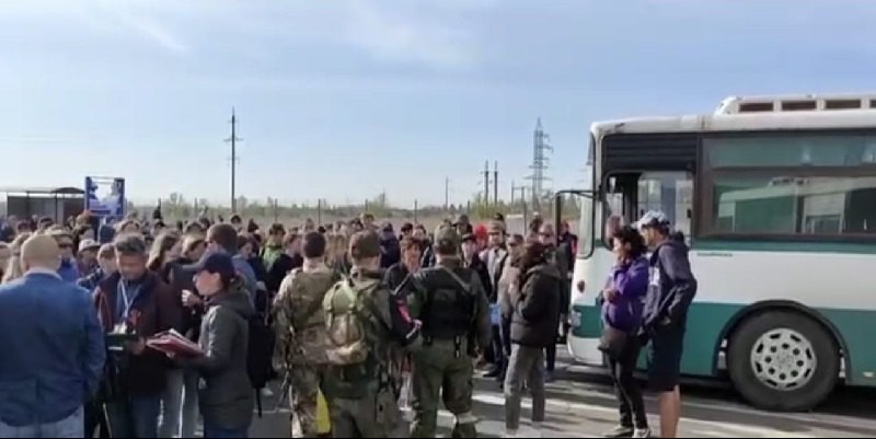 Як відбувається депортація українців з окупованого Маріуполя. Перше відео з місця події