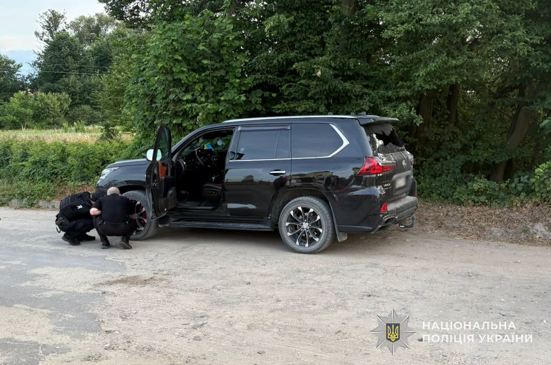 Випустив чергу з автомата: на Яворівщині поранили водія іномарки (фото)
