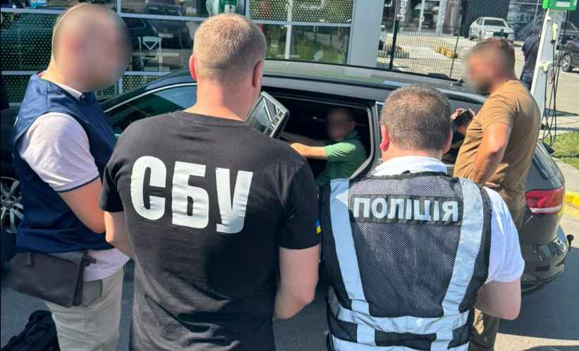 Виїзд за кордон за 12 тисяч євро. У Львові викрили чоловіка, який допомагав ухилянту
