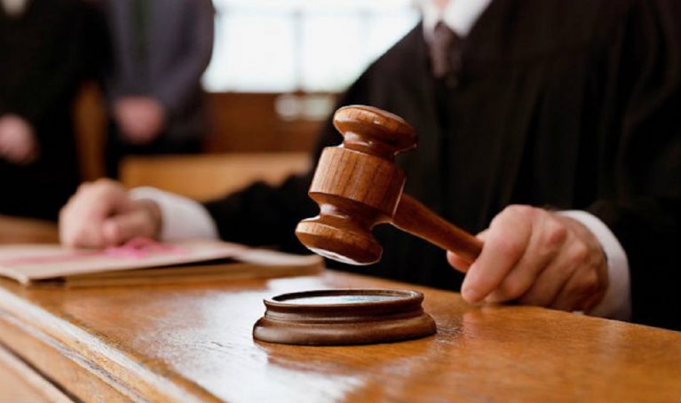 Чоловік на Прикарпатті побив підлітка вазою: як його покарали