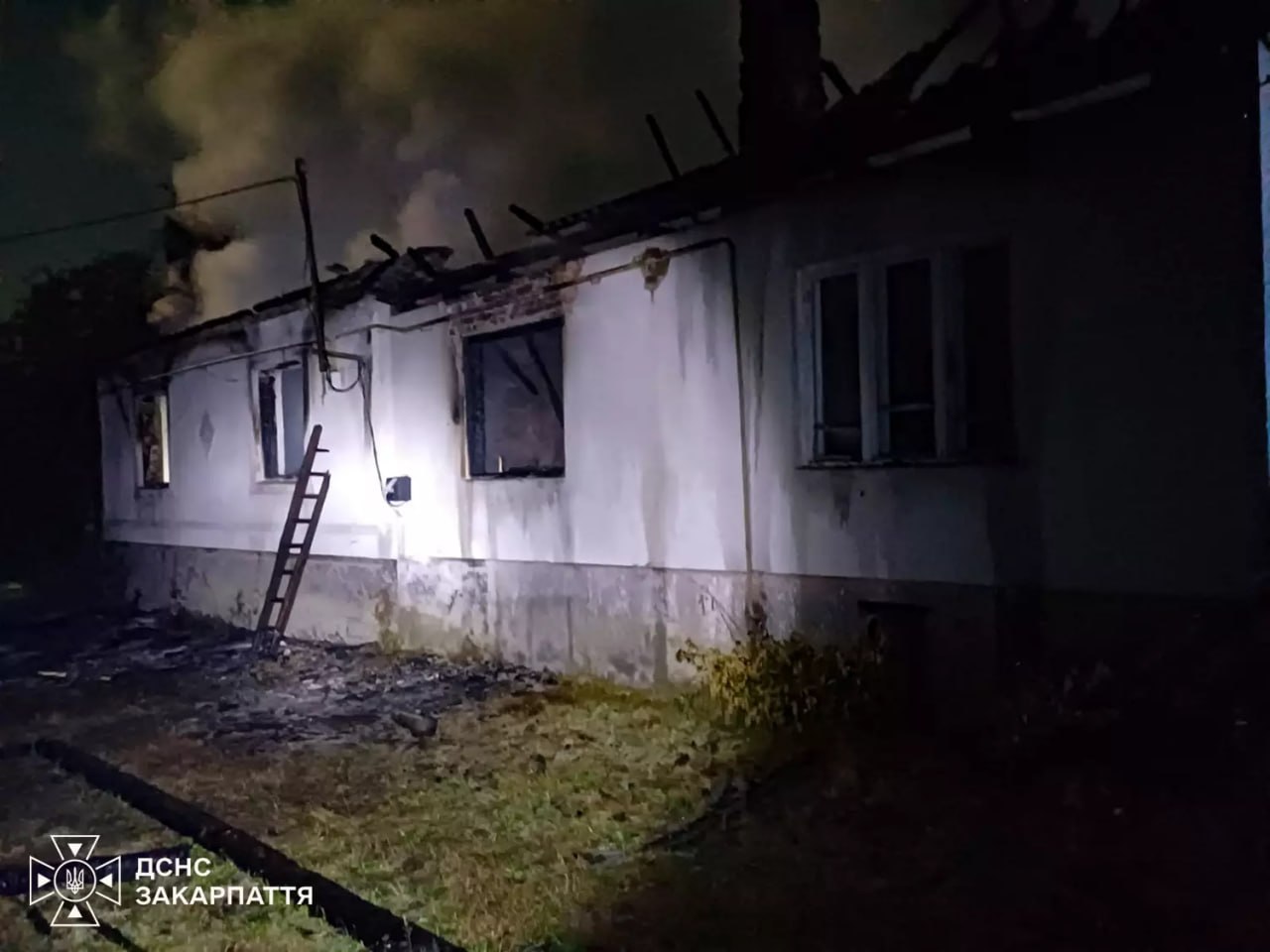Трагедія на Закарпатті: під час пожежі в житловому будинку загинули мати та її син