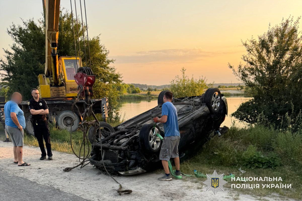 На Тернопільщині авто злетіло з дороги у ставок: водій загинув