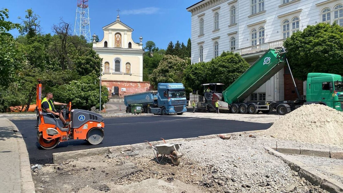 Водіям на замітку: у центрі Львова закатають у новий асфальт важливу вулицю