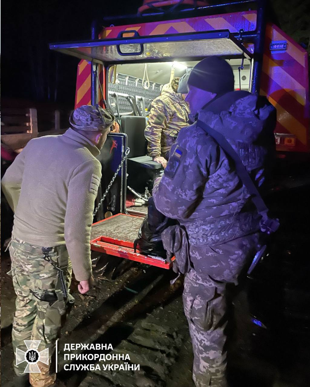 Прикордонники врятували чоловіка, який дві доби блукав у горах