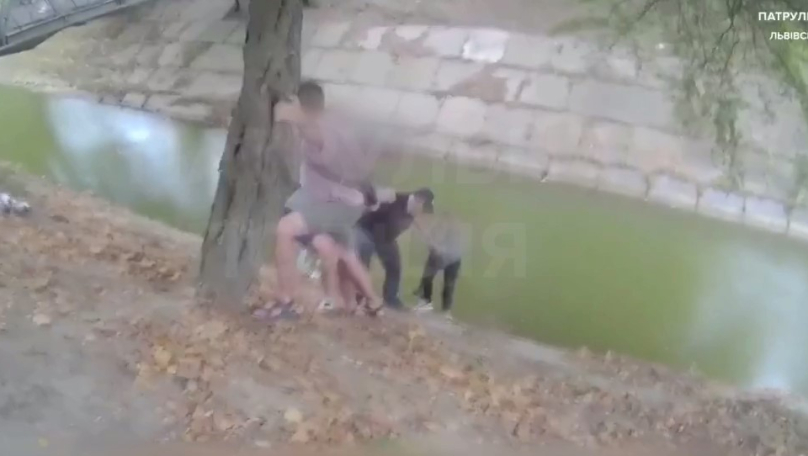 У Львові поліцейський разом з перехожими витягнули дитину з водойми